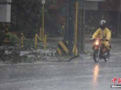 菲律宾圣诞节期间遭台风侵袭：6人失踪 数万人疏散