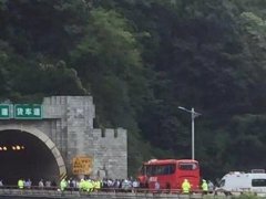 成都开往洛阳大客车在秦岭隧道撞壁 已致36死13伤