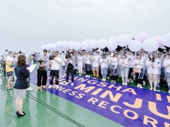 长沙399名挑战者拼“最大手举气球拼图”创吉尼斯世界纪录